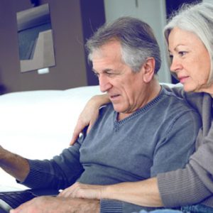 Couple regardant des contrats d'obsèques - cérémonie obsèques taverny