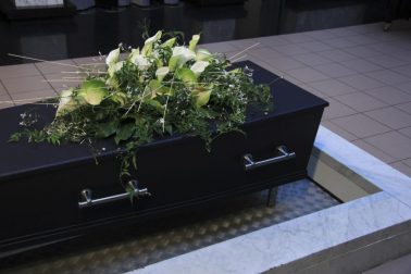 Fleur sur un cercueil - cérémonie obsèques montmorency